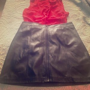 Guess skirt size 8❤️ faux leather